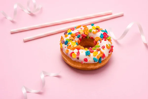 Rosquilla colorida con hielo — Foto de Stock