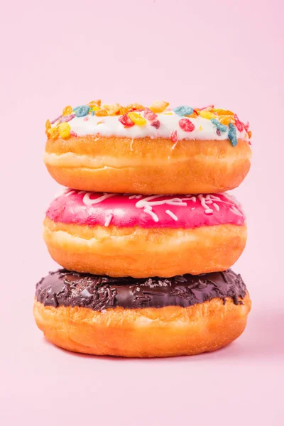 Heerlijke donuts voor verjaardag — Stockfoto