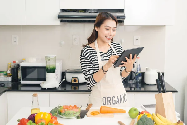 Kadın yemek hazırlıyor