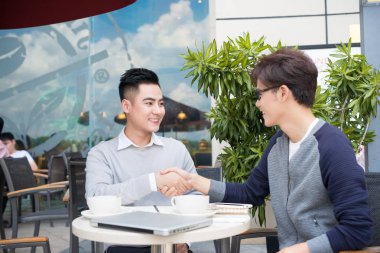 İş adamları el sıkışıyor