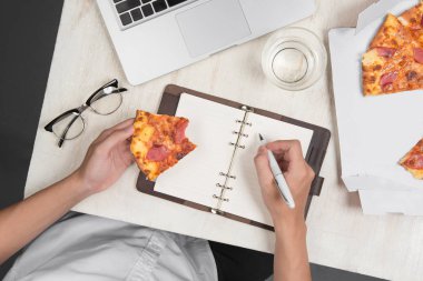 Öğle Yemeği ofis çalışanı 