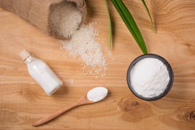 Yasemin beyaz pirinç çuval içinde