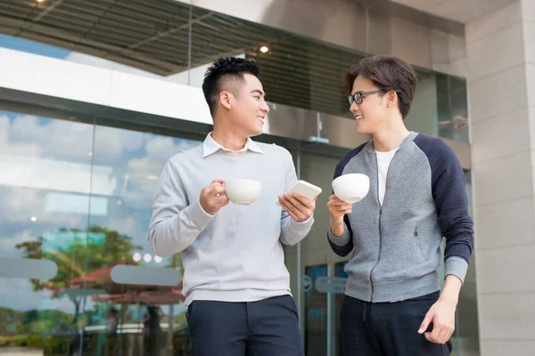 Hombres hablando y usando el teléfono — Foto de Stock