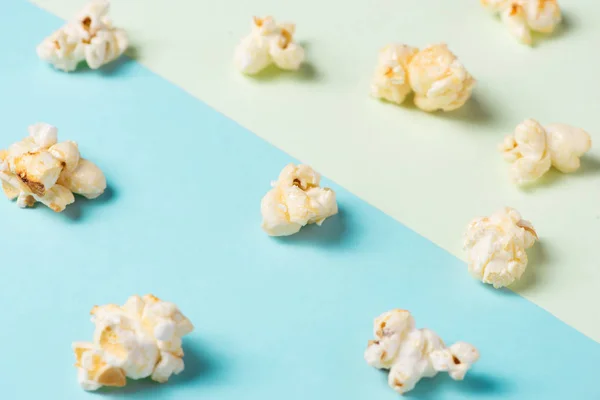 Popcorn auf blassem Hintergrund — Stockfoto