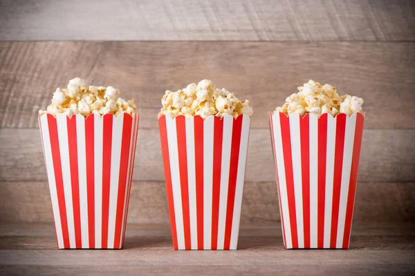 Popcorn in rood en wit karton — Stockfoto