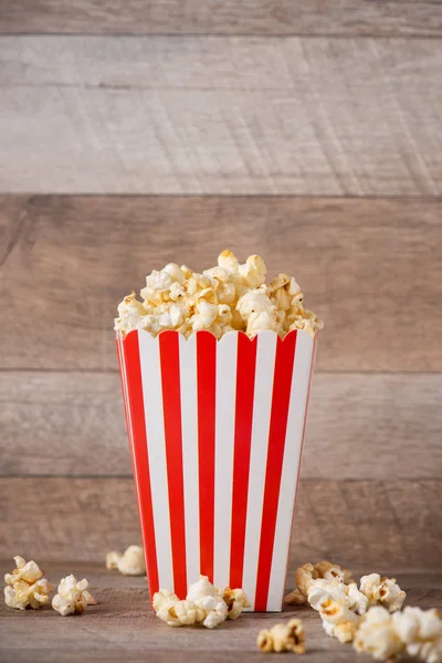 Popcorn i röd och vit kartong — Stockfoto
