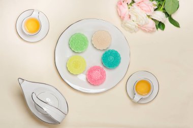 çanak üzerinde renkli mooncakes 