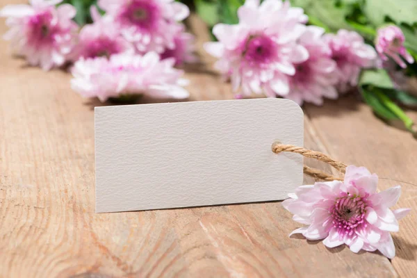 Papel de etiqueta com flores de cor — Fotografia de Stock