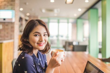 Genç bayan kahve içiyor.