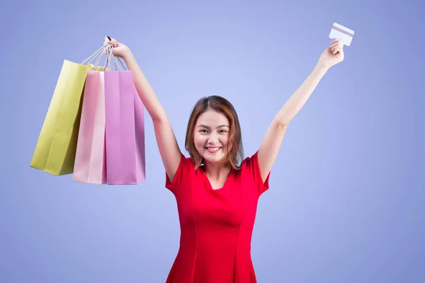 Frau mit Einkaufstüten — Stockfoto