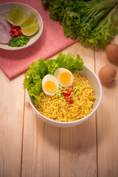 Hazır erişteler kasede