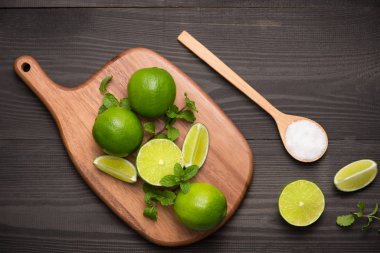 Kesme tahtası üzerinde taze limes