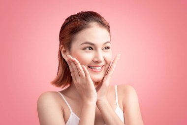 Genç Kadın Yüzüne Dokunuyor 