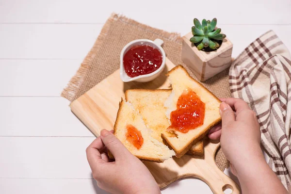 Mãos segurando pão com engarrafamento — Fotografia de Stock