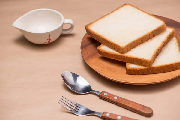 Pan tostado sobre mesa de madera —  Fotos de Stock