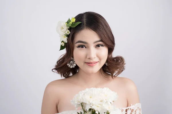 Asijská nevěsta s květinami — Stock fotografie