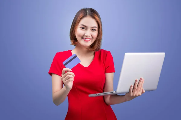 Девушка с кредитной картой и сумками — стоковое фото
