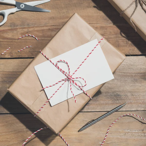 Boîte cadeau en papier artisanal — Photo