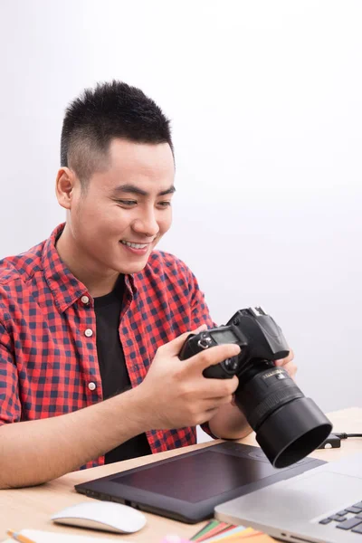 Профессиональный фотограф держит камеру — стоковое фото