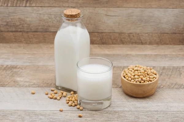 Пляшка соєвого молока та сої — стокове фото