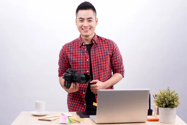 Profesionální fotograf drží fotoaparát — Stock fotografie