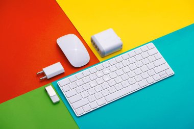 Office nesneleri renkli arka plan üzerinde