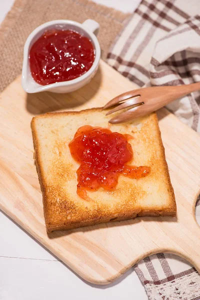 Tostadas con mermelada de fresa —  Fotos de Stock