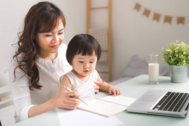 yazmak için ana öğretim kız 