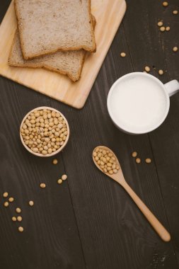 Soya sütü ve soya fasulyesi