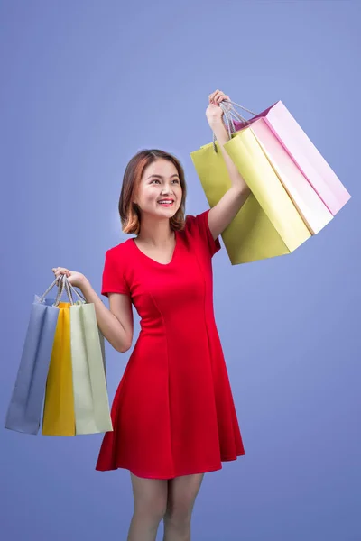 Mujer sosteniendo bolsas de compras —  Fotos de Stock