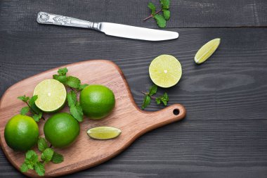 Kesme tahtası üzerinde taze limes 