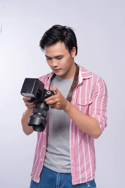 Fotograf anläggning digitalkamera — Stockfoto