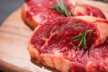 çiğ et kesme tahtası