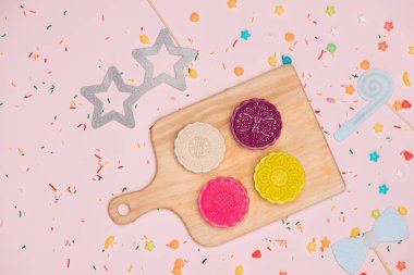 mooncakes kesme tahtası üzerinde