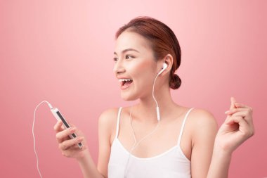 Müzik dinleyen kız 