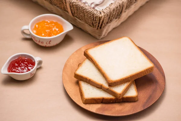 Toast met jam in kommen — Stockfoto