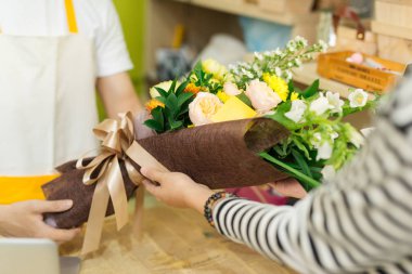 Buket kadın için veriyor çiçekçi