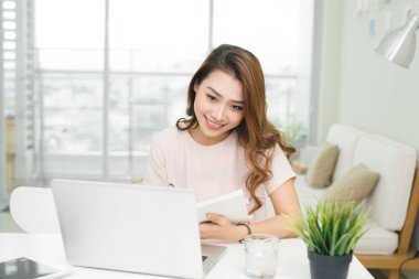 Dizüstü bilgisayarla çalışan kadın