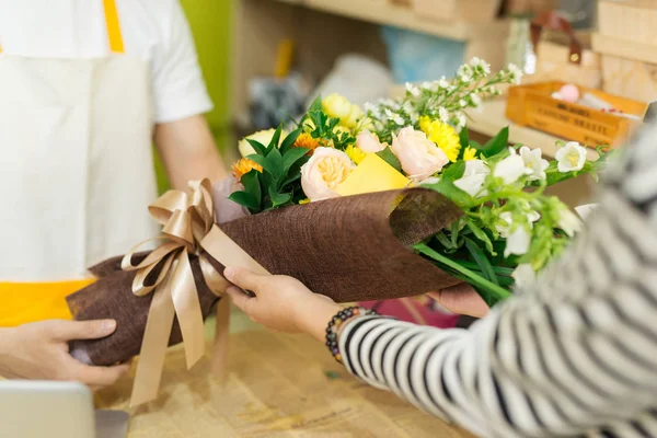 Buket kadın için veriyor çiçekçi