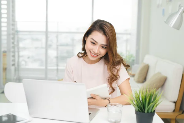 Woman working with laptop — Stock Photo, Image