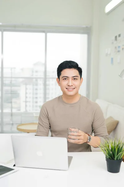 Hombre usando el ordenador portátil en casa — Foto de Stock