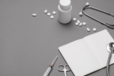 stetoskop ve tıbbi öğeleri içeren tablo