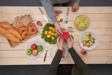 bir grup insan yemek yerken 