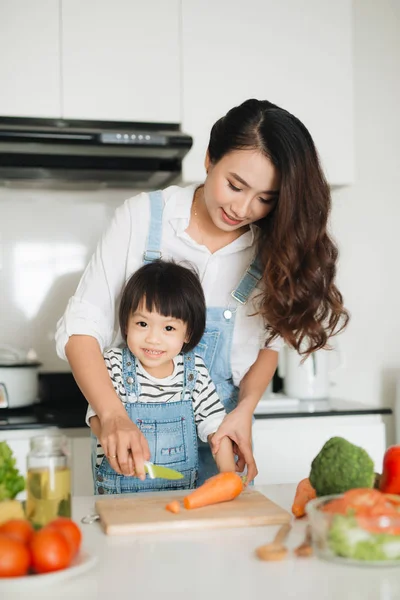 Mother and daughter cooking vegetables — Stock Photo, Image