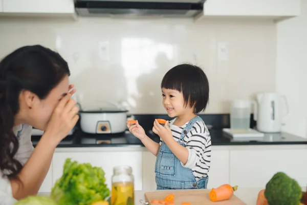 Mother and daughter cooking vegetables — Stock Photo, Image