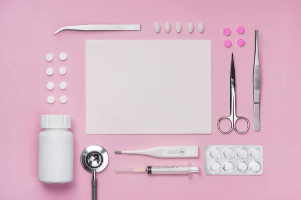 Equipo médico sobre fondo rosa — Foto de Stock