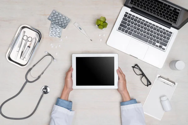 Dokter hand werken op het Bureau. — Stockfoto