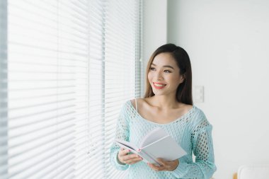 Kadın kitap okuyor.