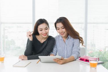 Tablet ile çalışan kadınlar