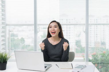 onu laptop ile oturan işkadını